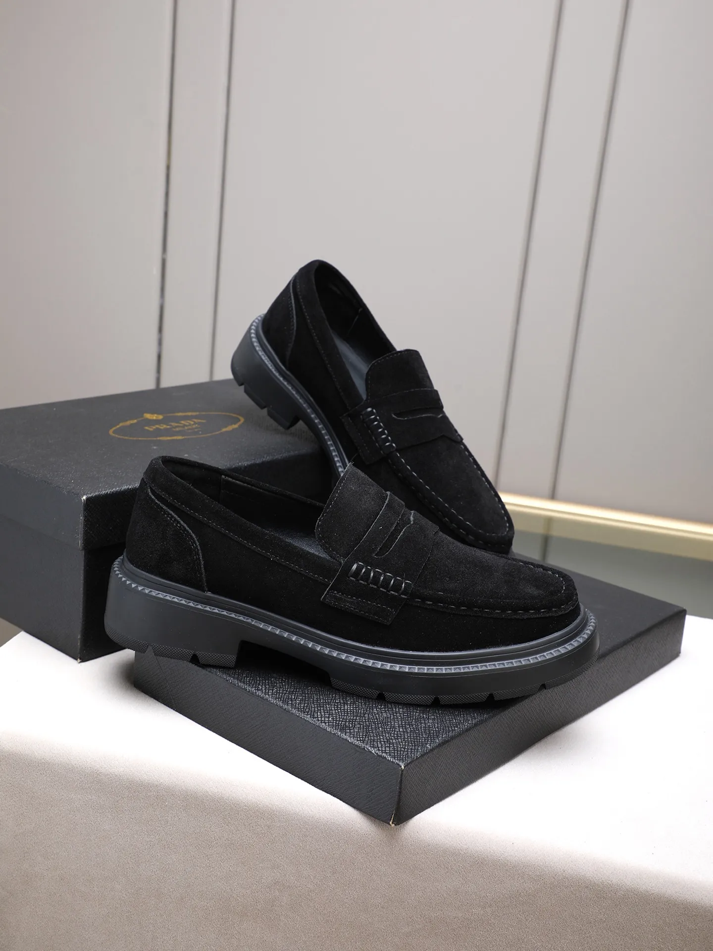 Men's shoes💰480 [Available on Tmall and Taobao major platforms] Prada men's best-selling premium casual leather shoes, imported first-layer matte cowhide loafers combine exquisite elements with modern charm, are strong in toughness, resistant to folding, not easily deformed, and durable in wear! Water-dyed sheep's ➕cow pad! Foam ultra-light and wear-resistant outsole, code number 38-44 (45 is custom-made, non-returnable and non-exchangeable)